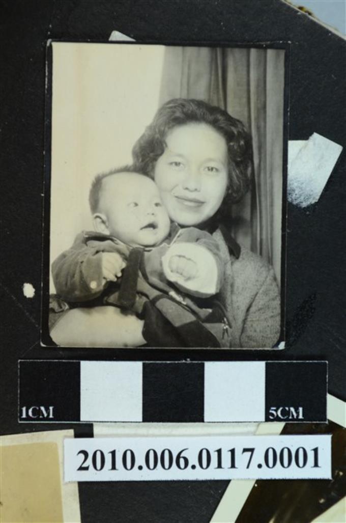 一女子抱著嬰兒合影之照片 (共1張)