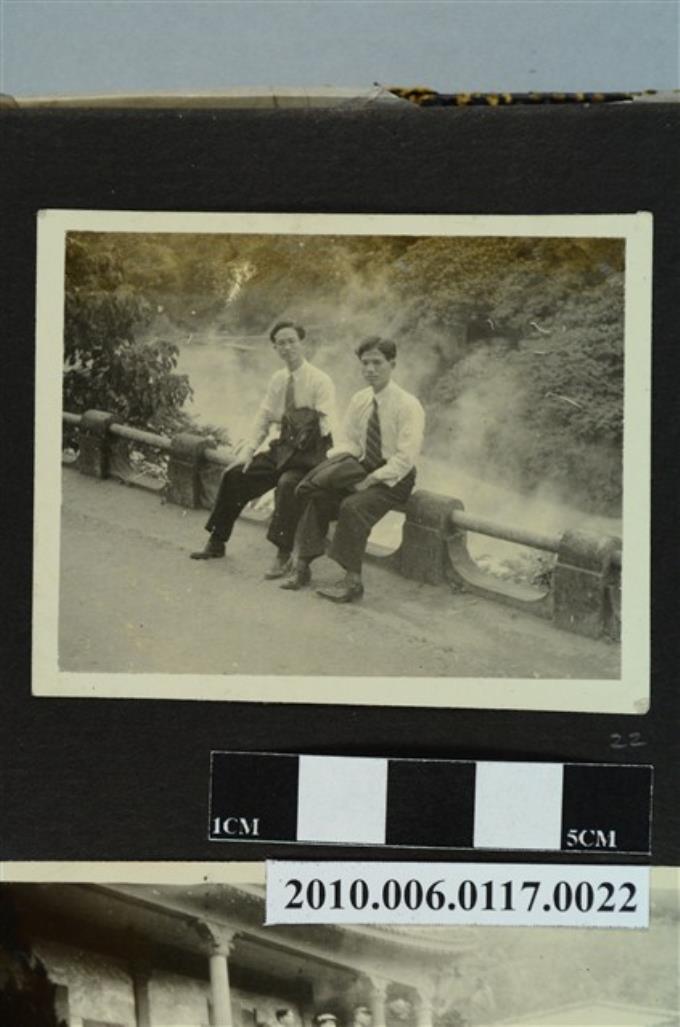 兩名男子坐於欄杆合影之照片 (共1張)