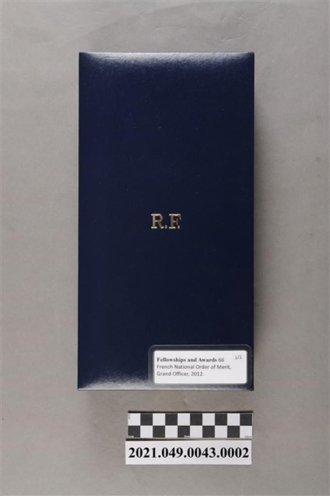 李遠哲2012年法國國家功勳勳位大軍官勳章獎章及袖扣組外盒 (共7張)