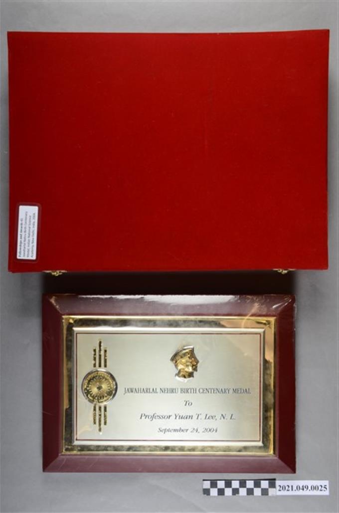 李遠哲2004年印度國家科學院賈瓦哈拉爾·尼赫魯誕辰百年勳章證書 (共2張)