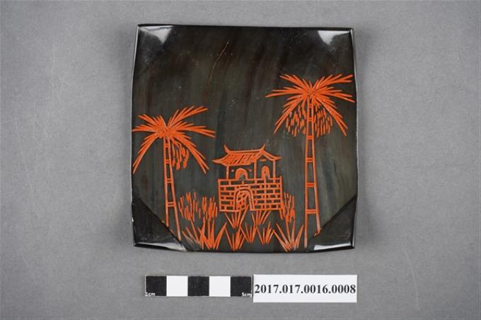 臺南物產商會牛角製品上刻臺南城門及椰子圖樣的盤子 (共4張)