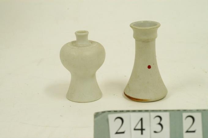 木製神社造型神龕白瓷花瓶組 (共2張)
