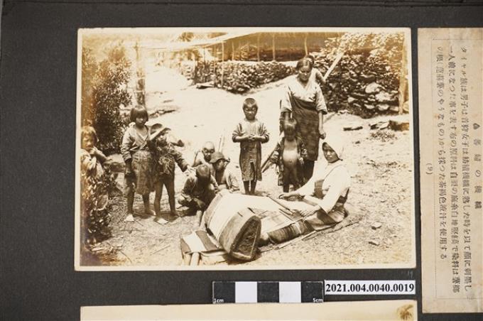 織布的泰雅族婦女與家人 (共2張)