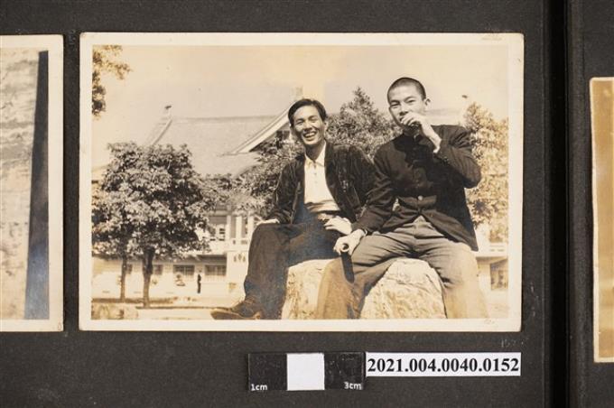 郭木池與一男學生攝於臺南武德殿前 (共2張)