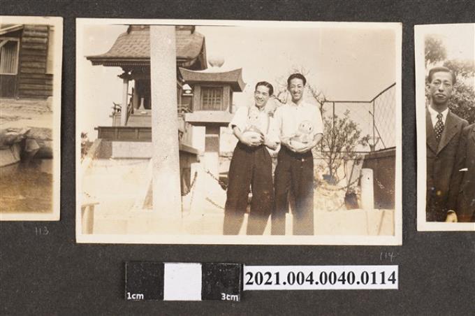 二男攝於林百貨神社 (共2張)