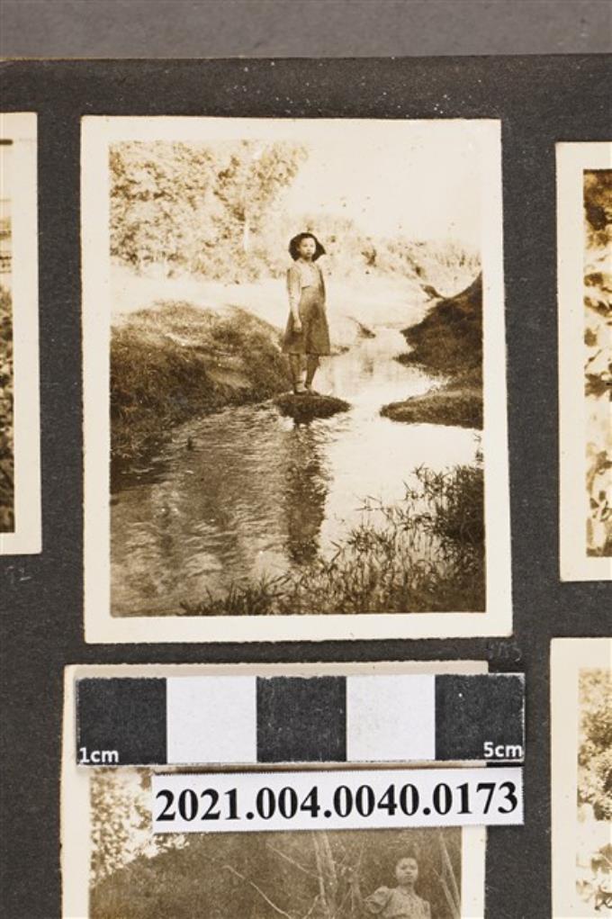 一女站在溪中 (共2張)