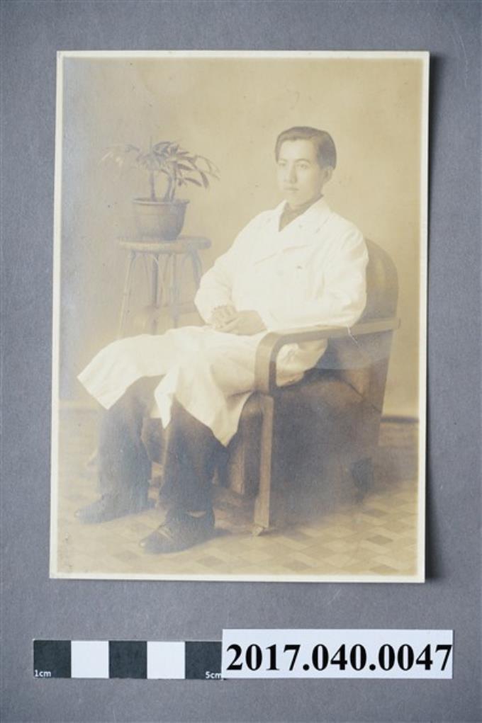 蘇百齡就讀長崎醫科大學時穿白袍照片 (共5張)