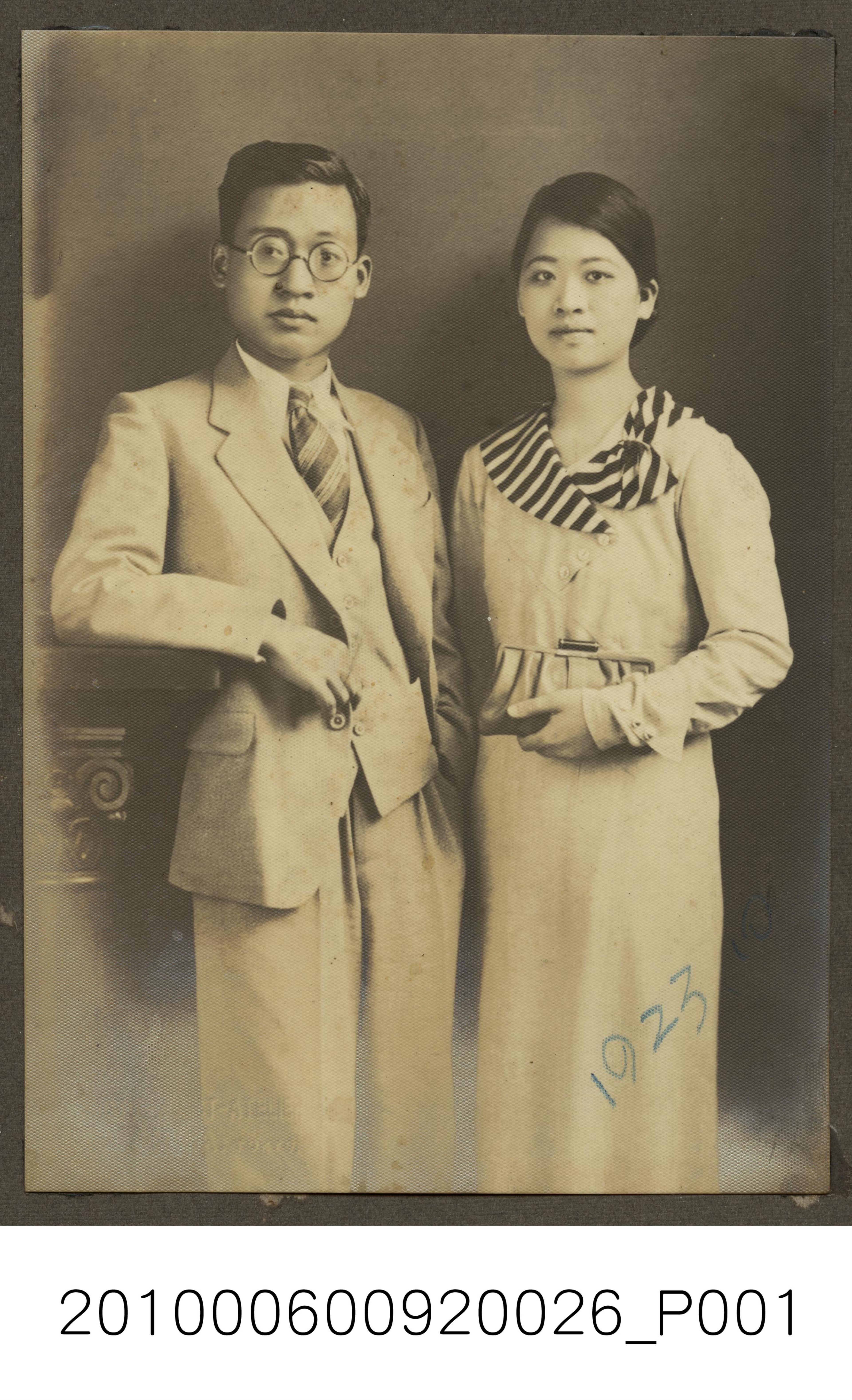 1923年吳泗輝家族男女合照 (共1張)