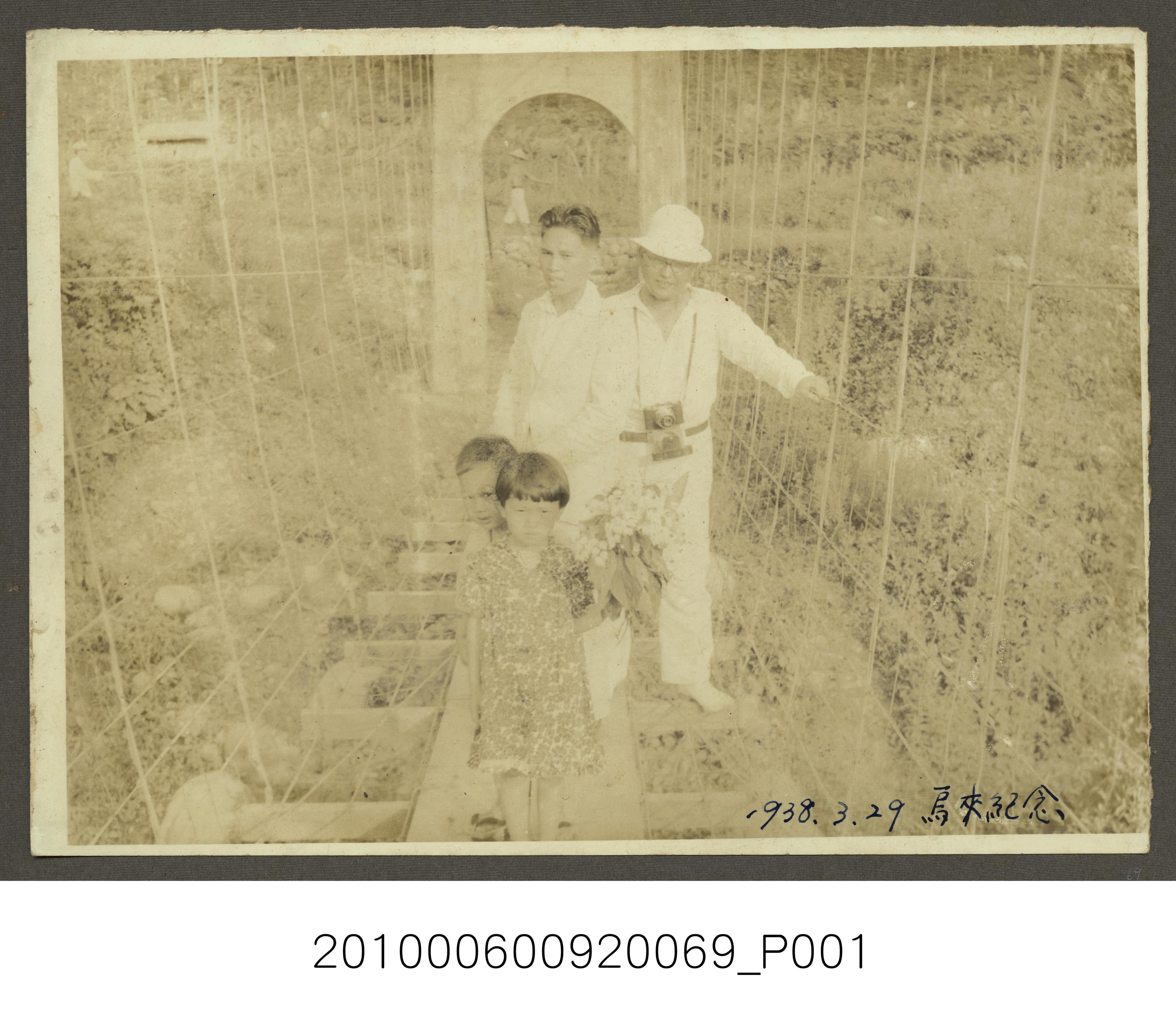 1938年吳泗輝家族吊橋上4人合照 (共1張)