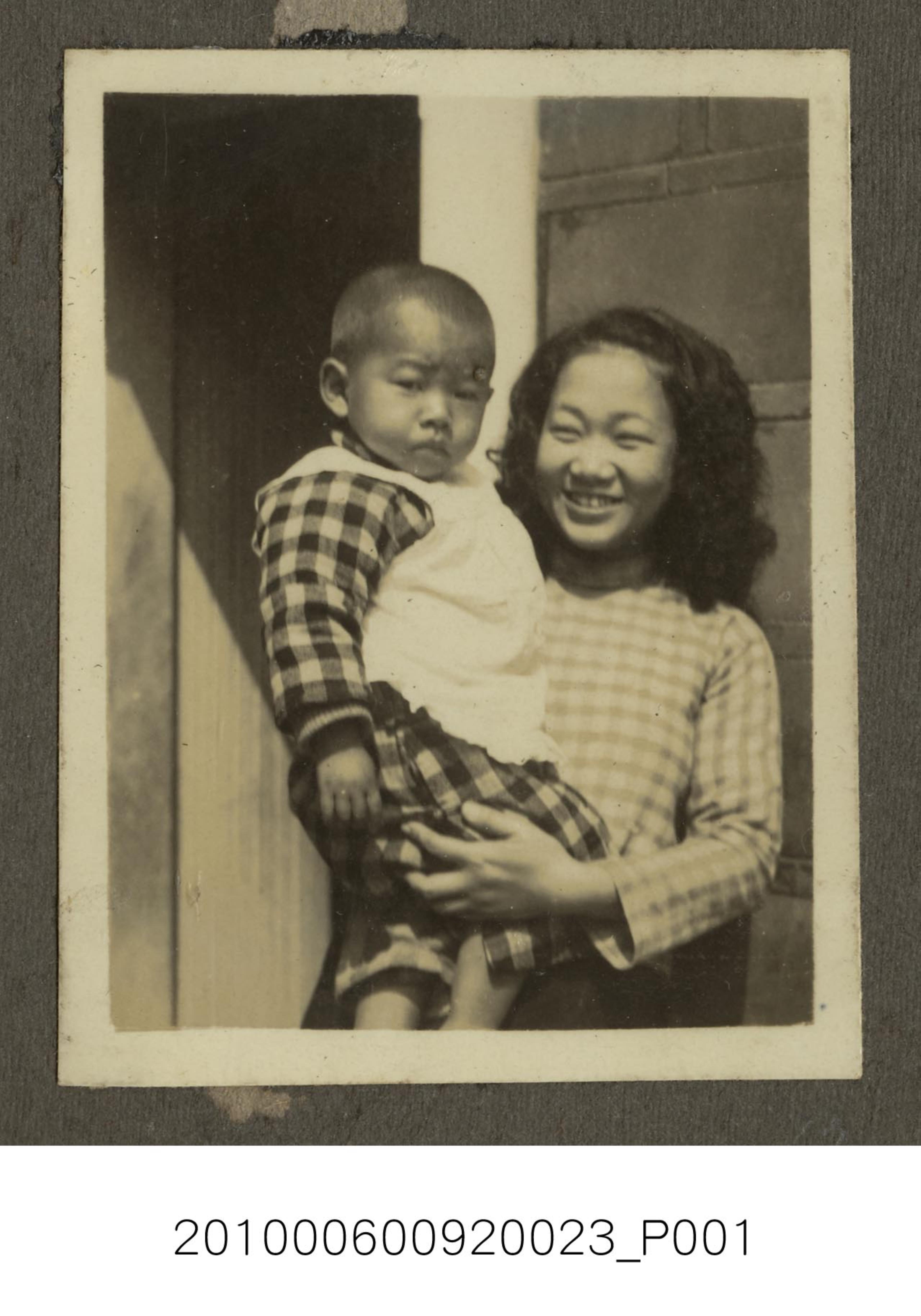 吳泗輝家族女子與嬰孩照 (共1張)