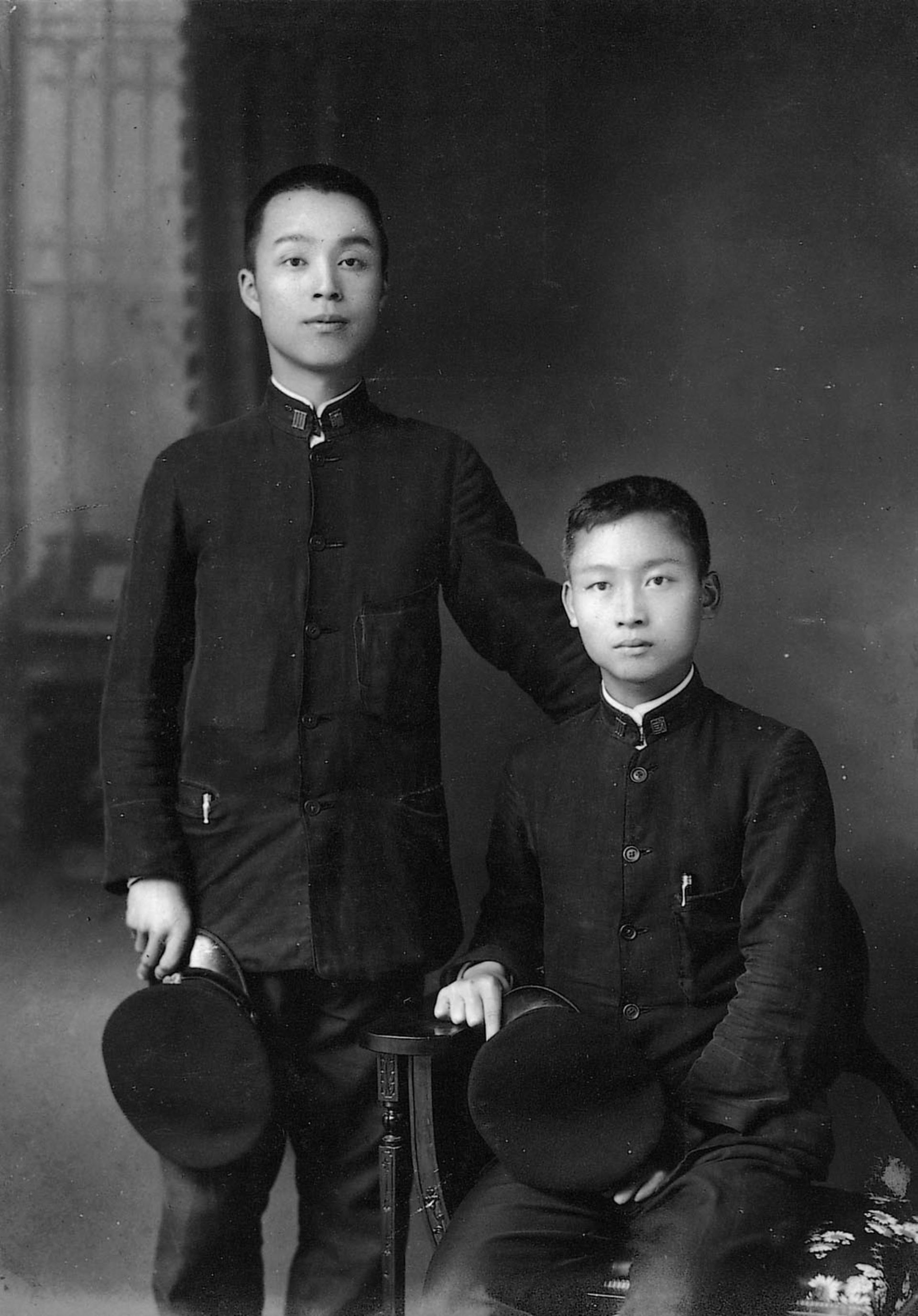 兩名穿學生服男子合照 藏品資料 國立臺灣歷史博物館典藏網