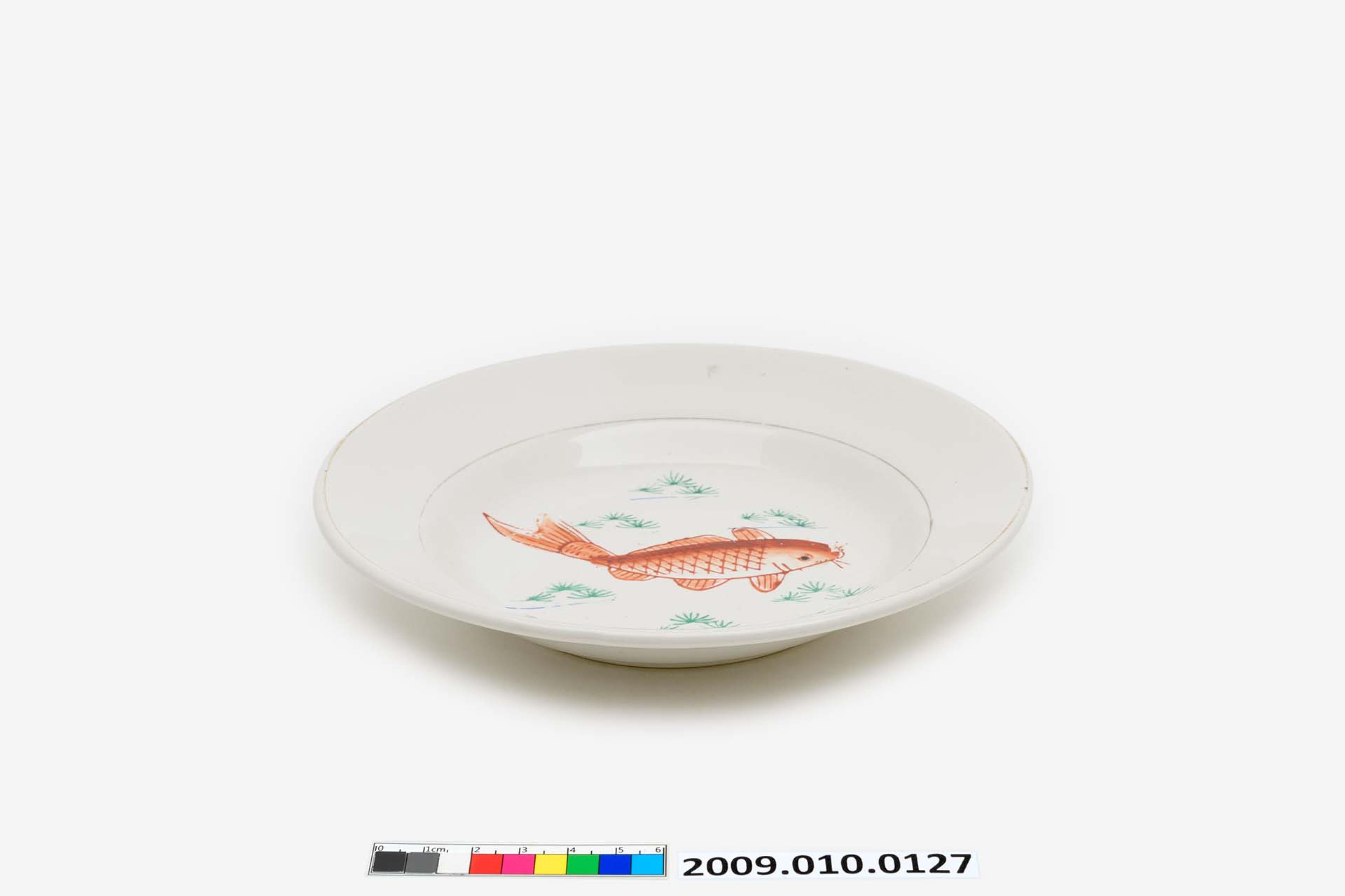 手繪胭脂紅釉水波魚紋圓盤 (共2張)