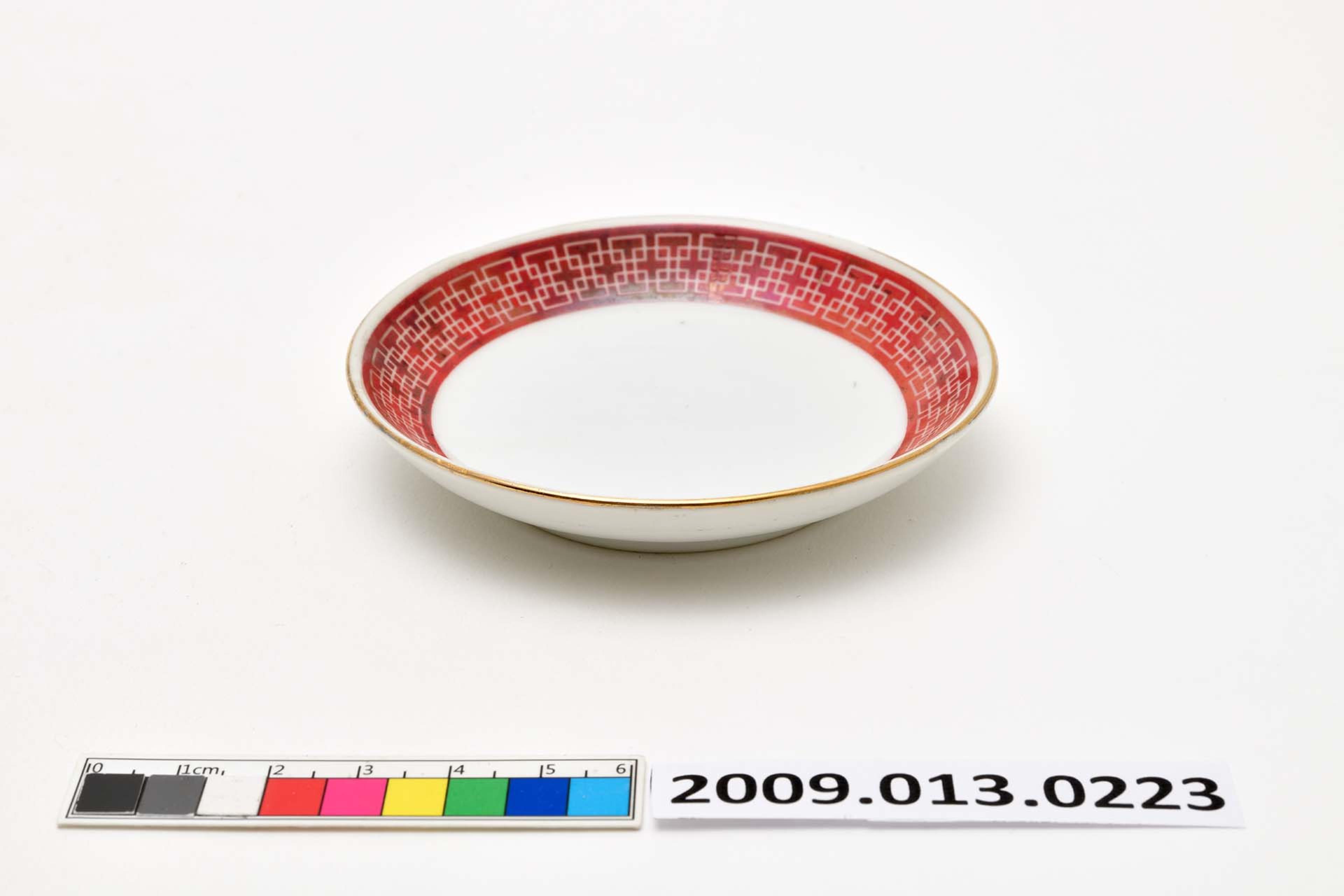 白瓷紅釉印花幾何紋圓碟 (共2張)