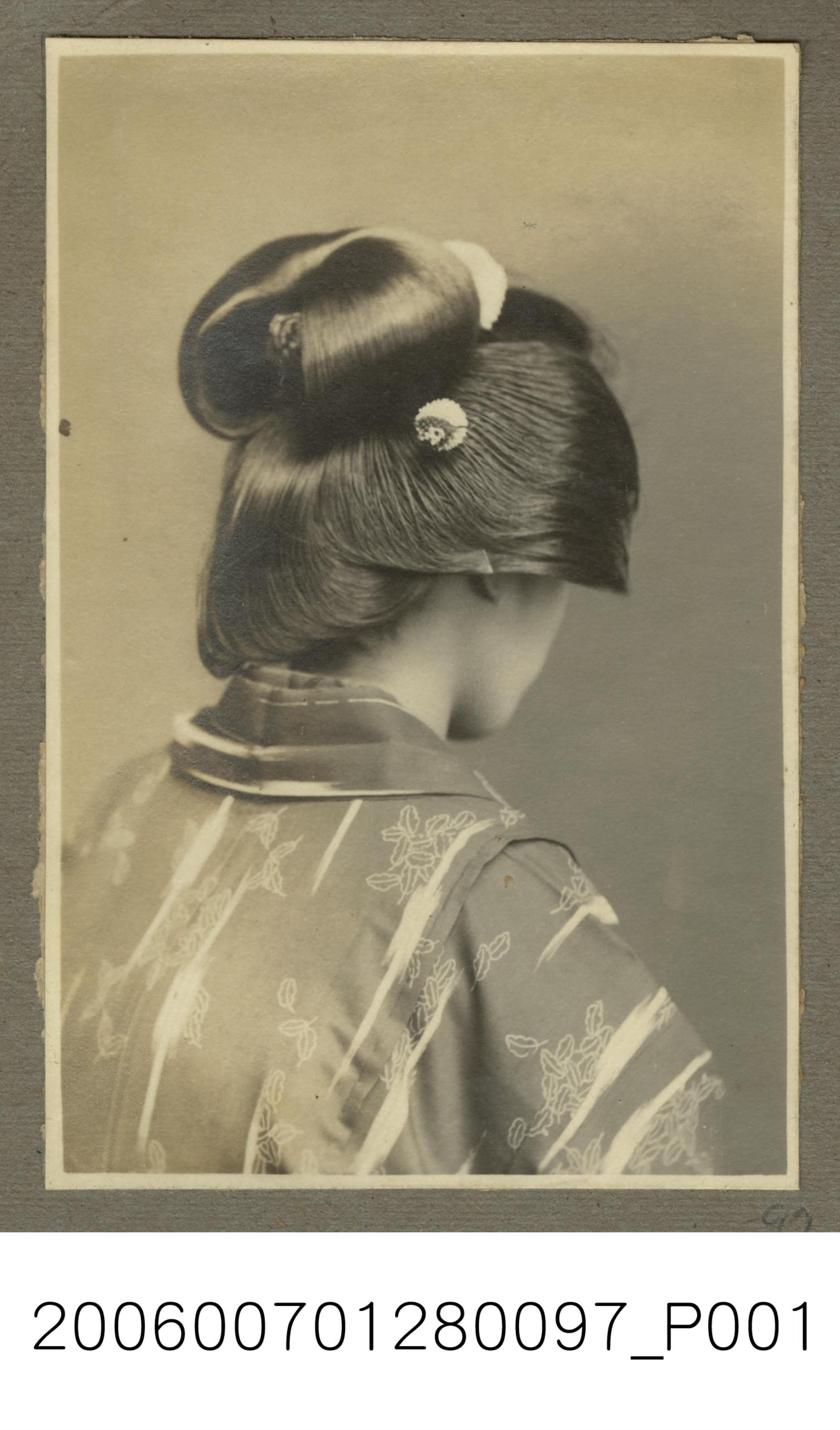 梳日式髮髻女子背影照 (共1張)