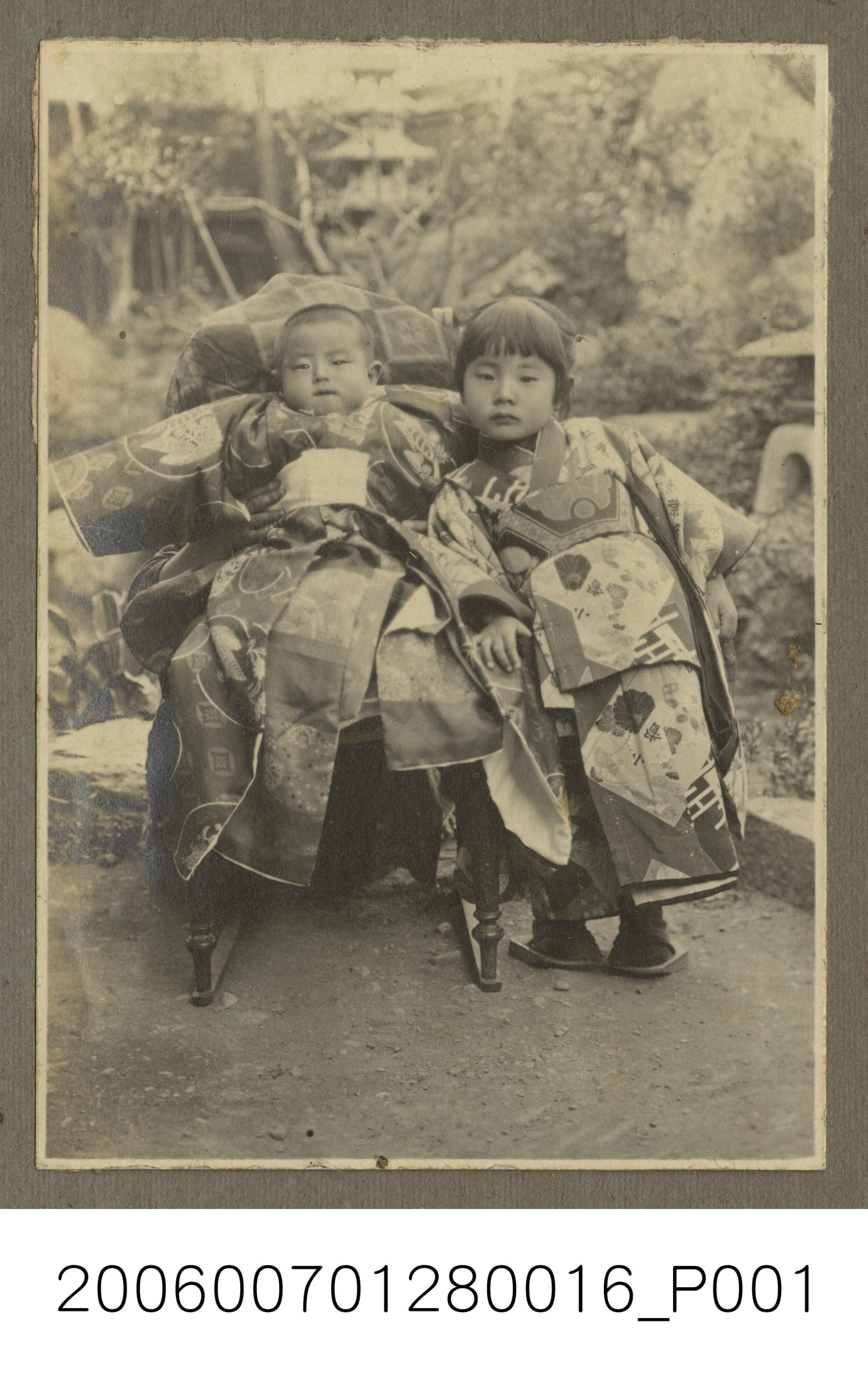兩名著和服的孩童合照 (共1張)