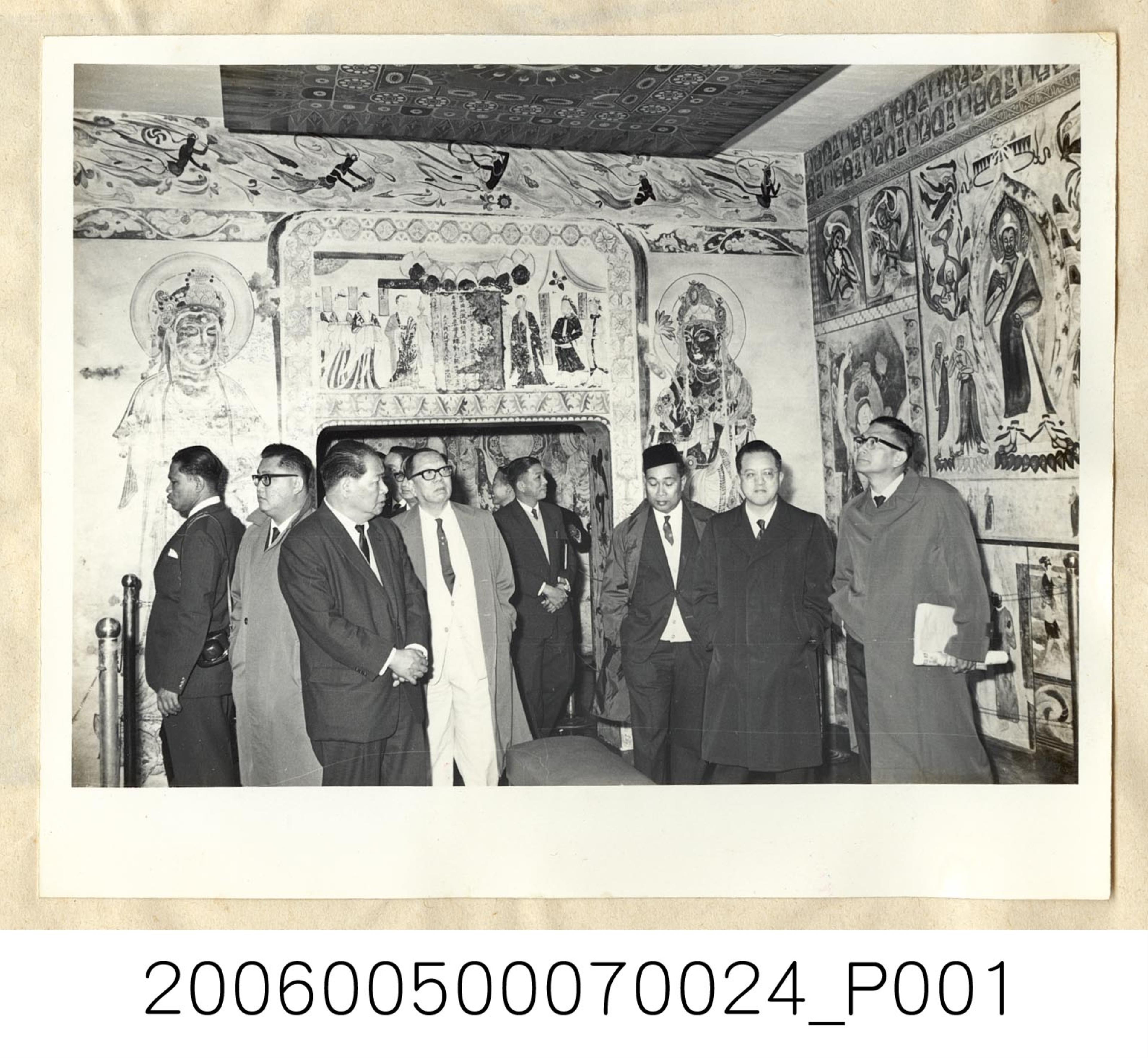 王氏攝影社攝〈參觀我國歷史博物館敦煌壁畫〉照片 (共1張)