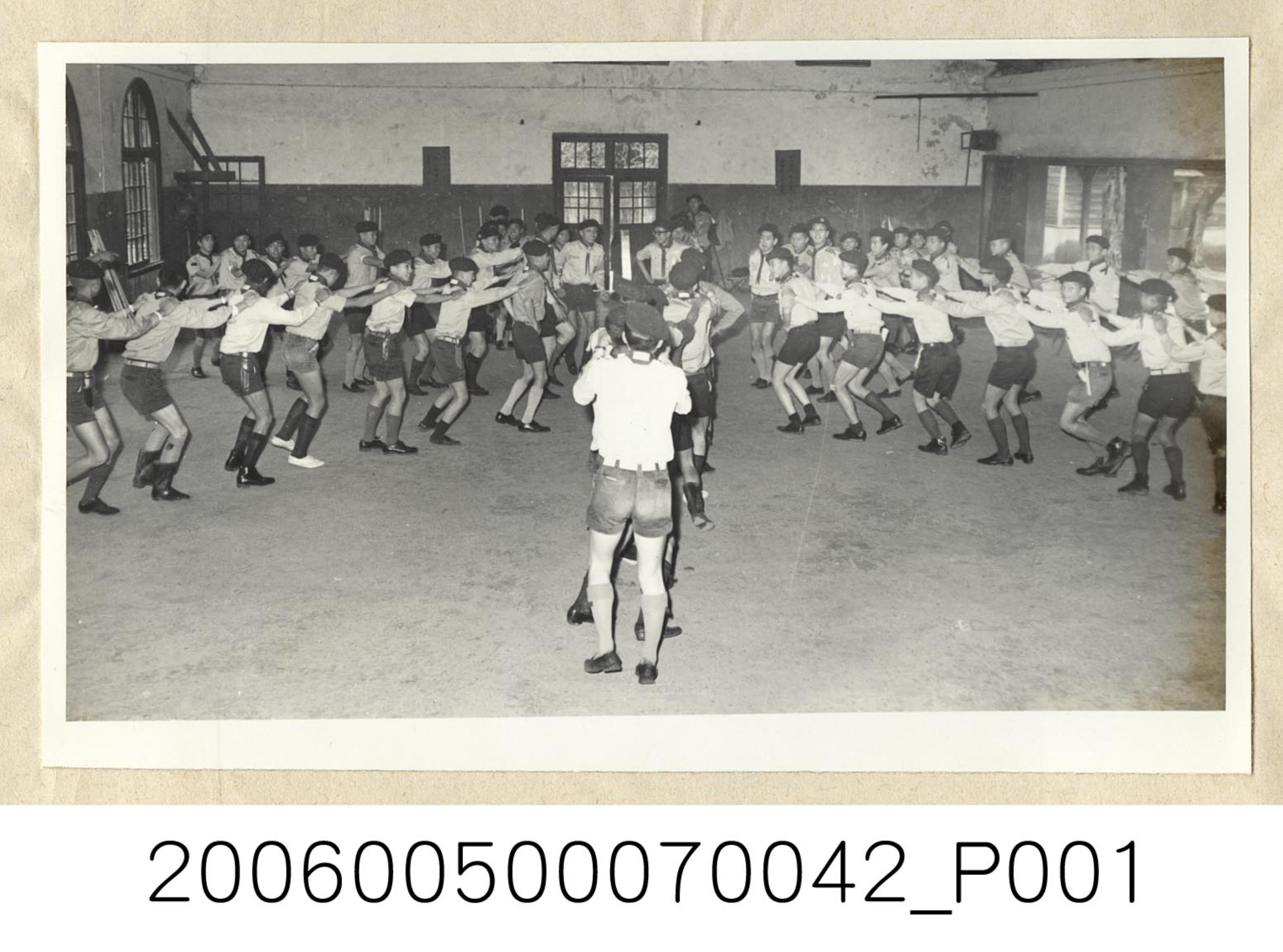 《華僑通訊社新聞照片集》〈冬令營活動舞蹈訓練〉 (共1張)