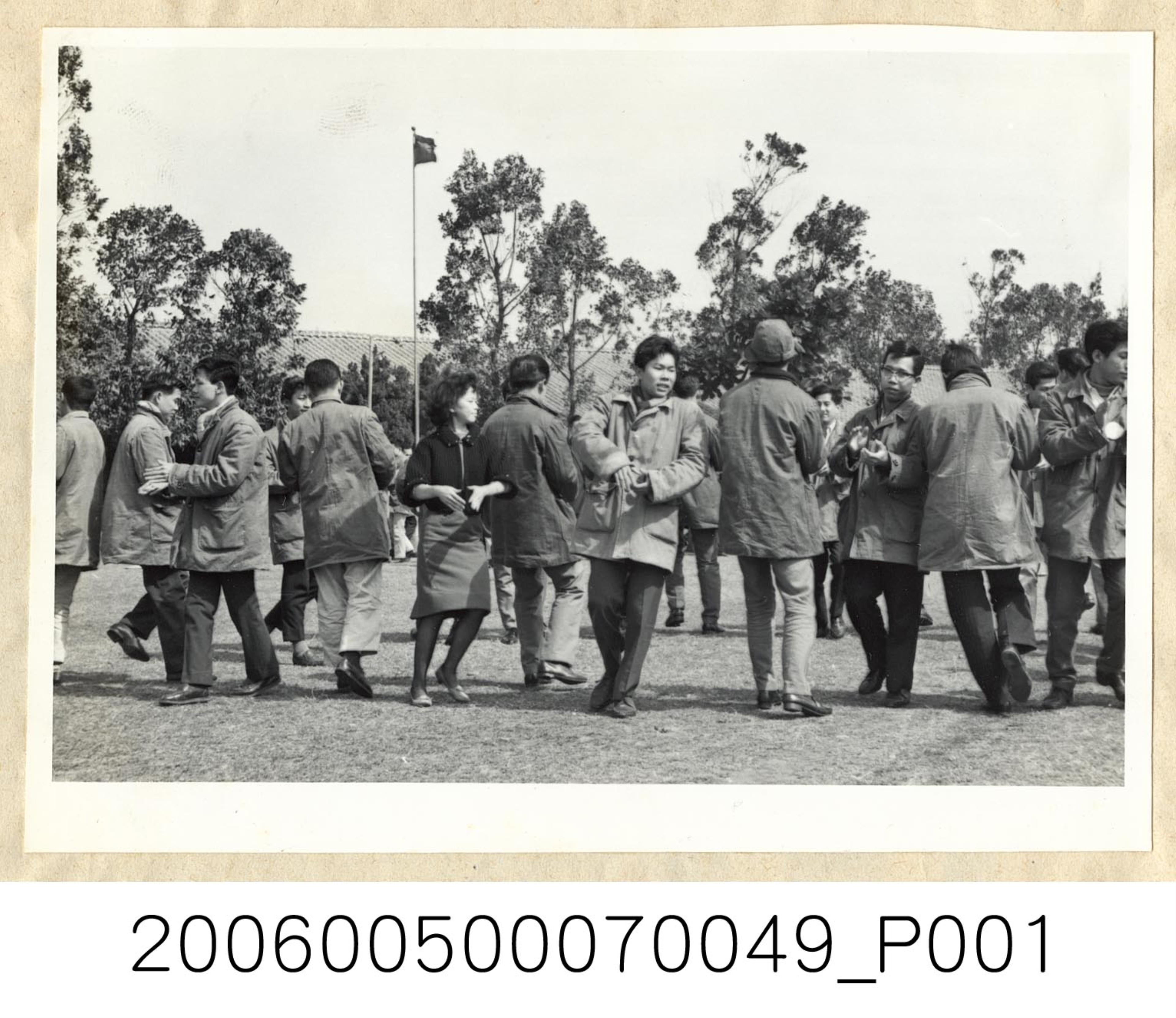 《華僑通訊社新聞照片集》〈冬令營的僑生在女教練輔導下學習舞蹈〉 (共1張)