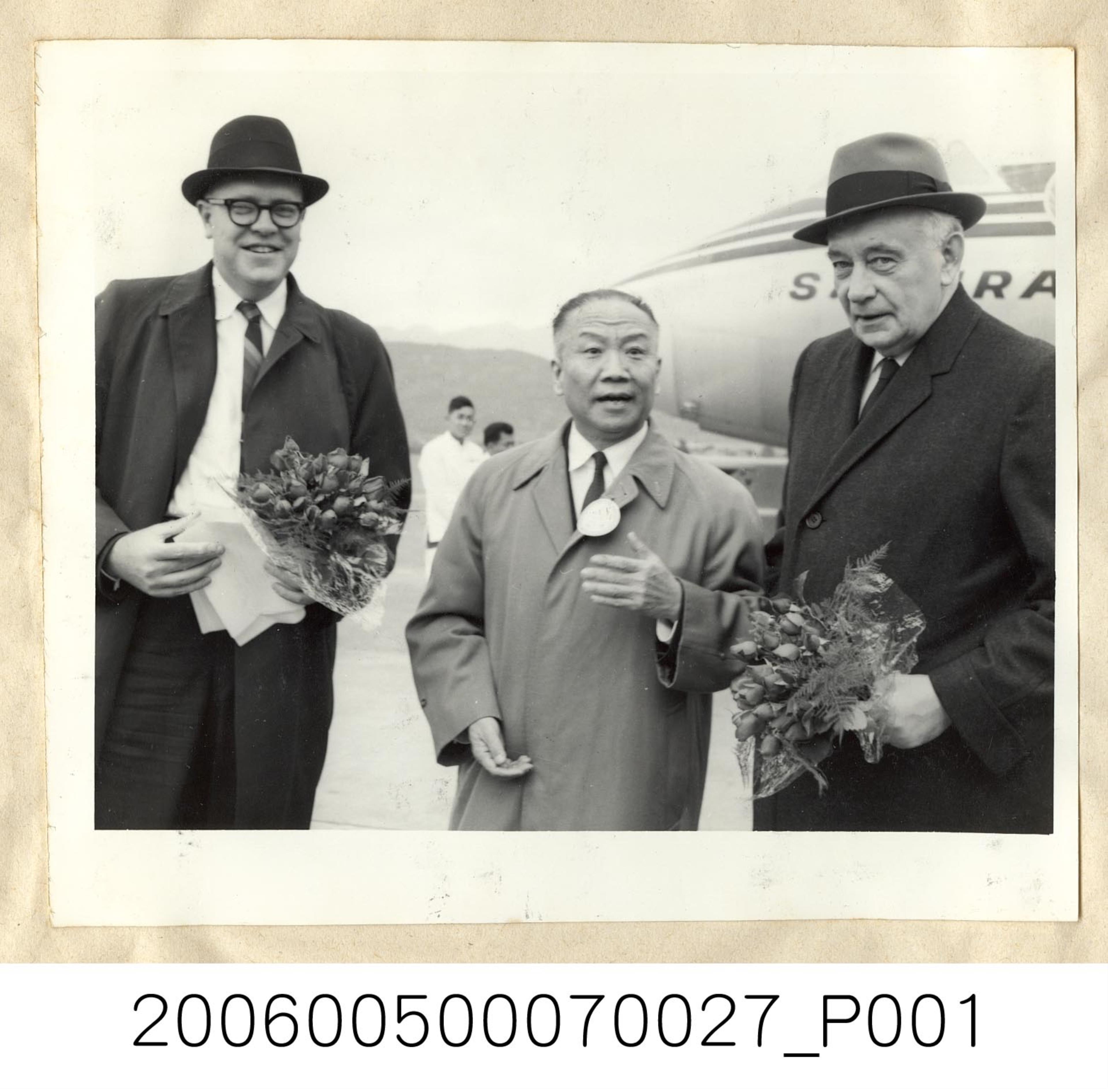 《華僑通訊社新聞照片集》〈亞盟理事主席谷正綱在機場歡迎來賓〉 (共1張)