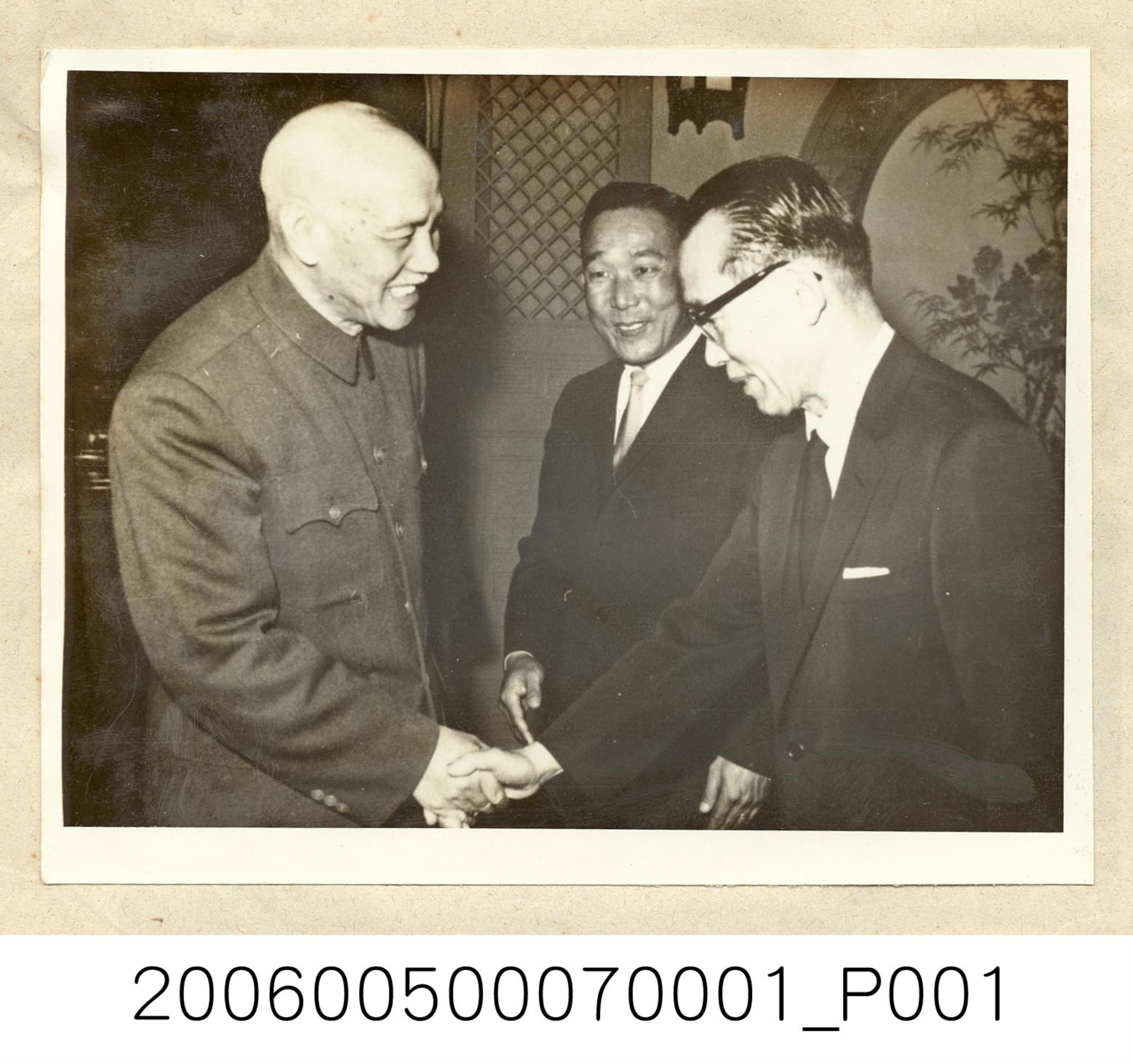 《華僑通訊社新聞照片集》〈蔣總統接見韓國總統的特使金顯哲博士〉 (共1張)