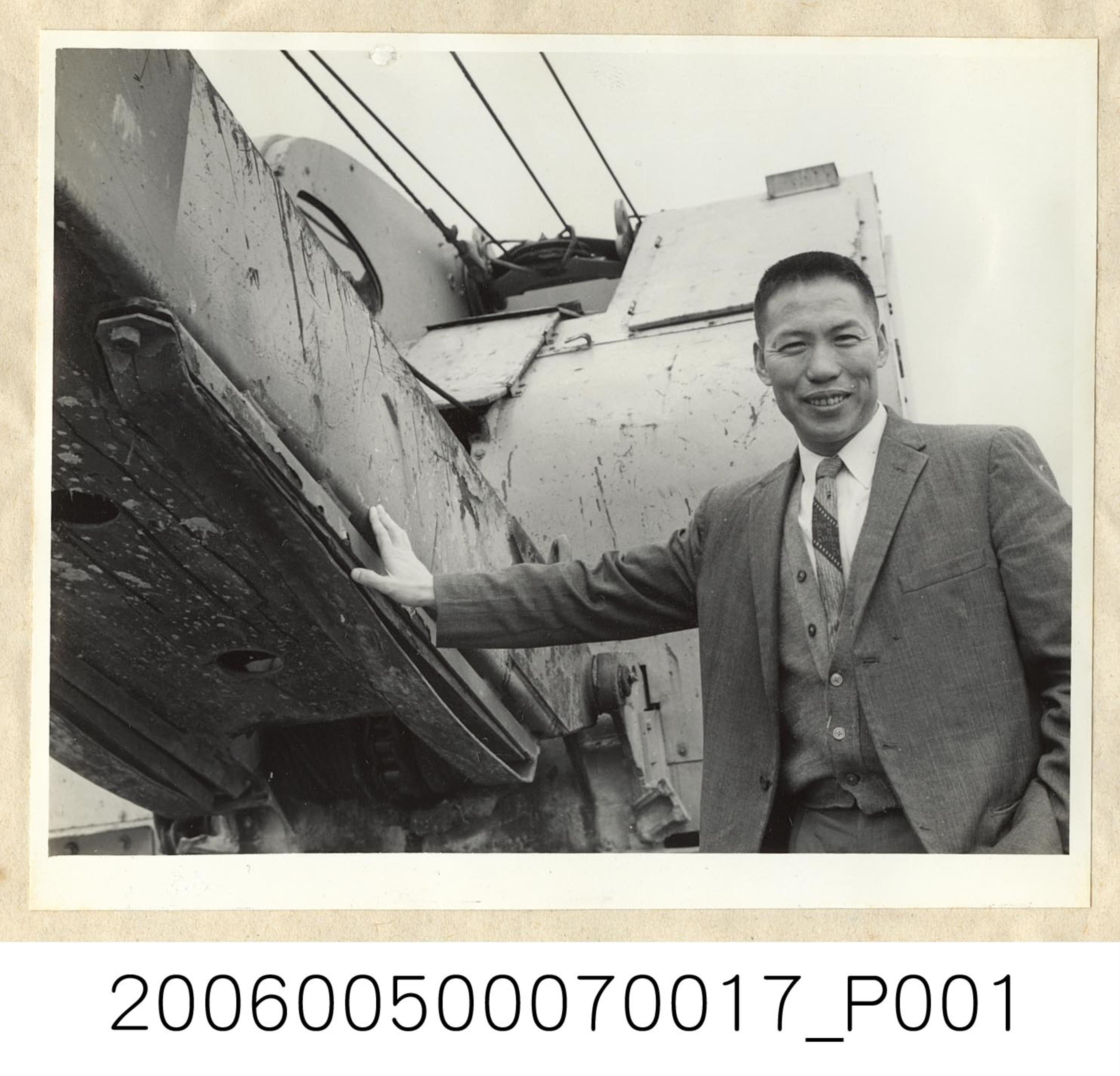 《華僑通訊社新聞照片集》〈葛永飛在工地重機械前留影〉 (共1張)