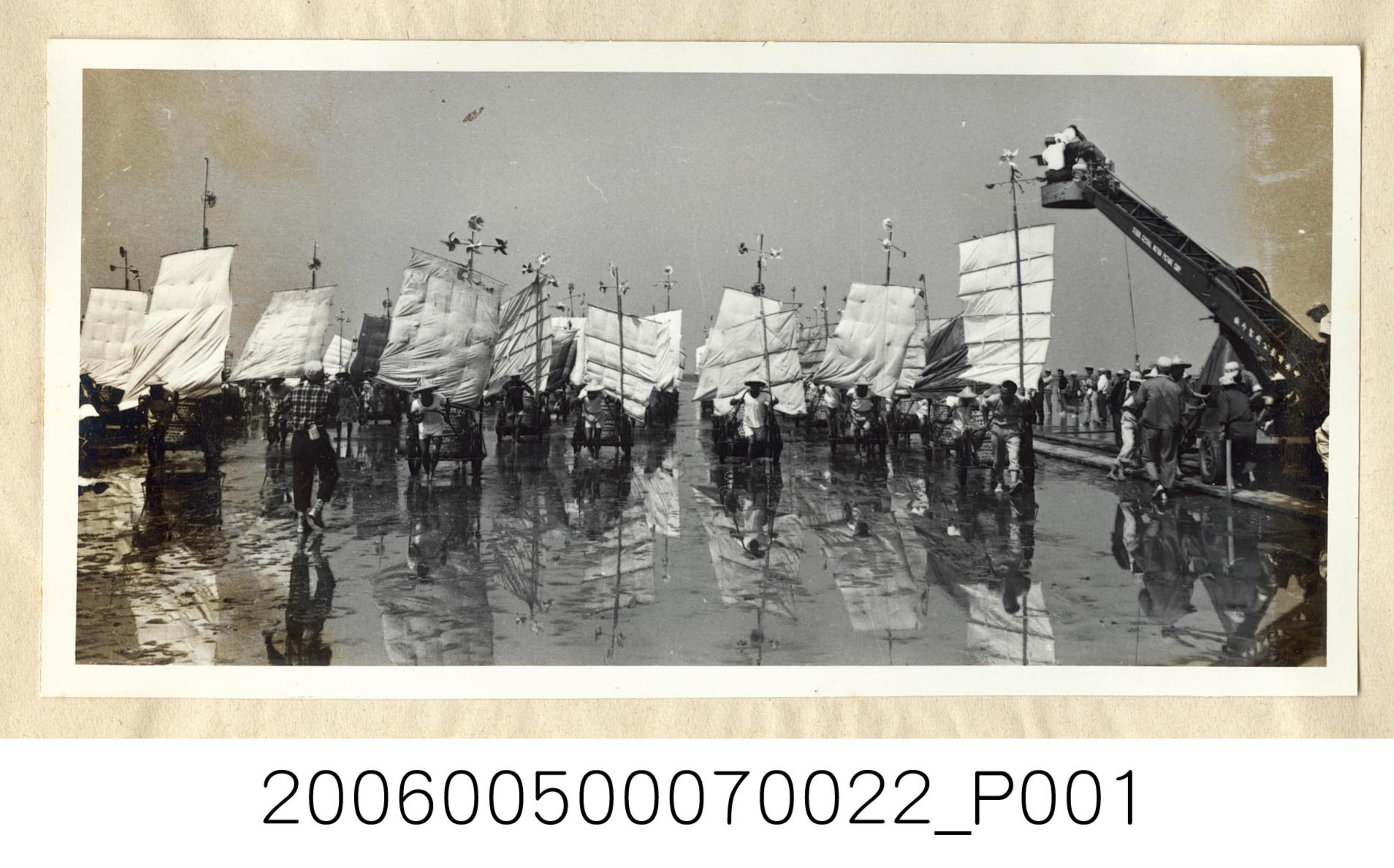 《華僑通訊社新聞照片集》〈風帆蚵車〉 (共1張)