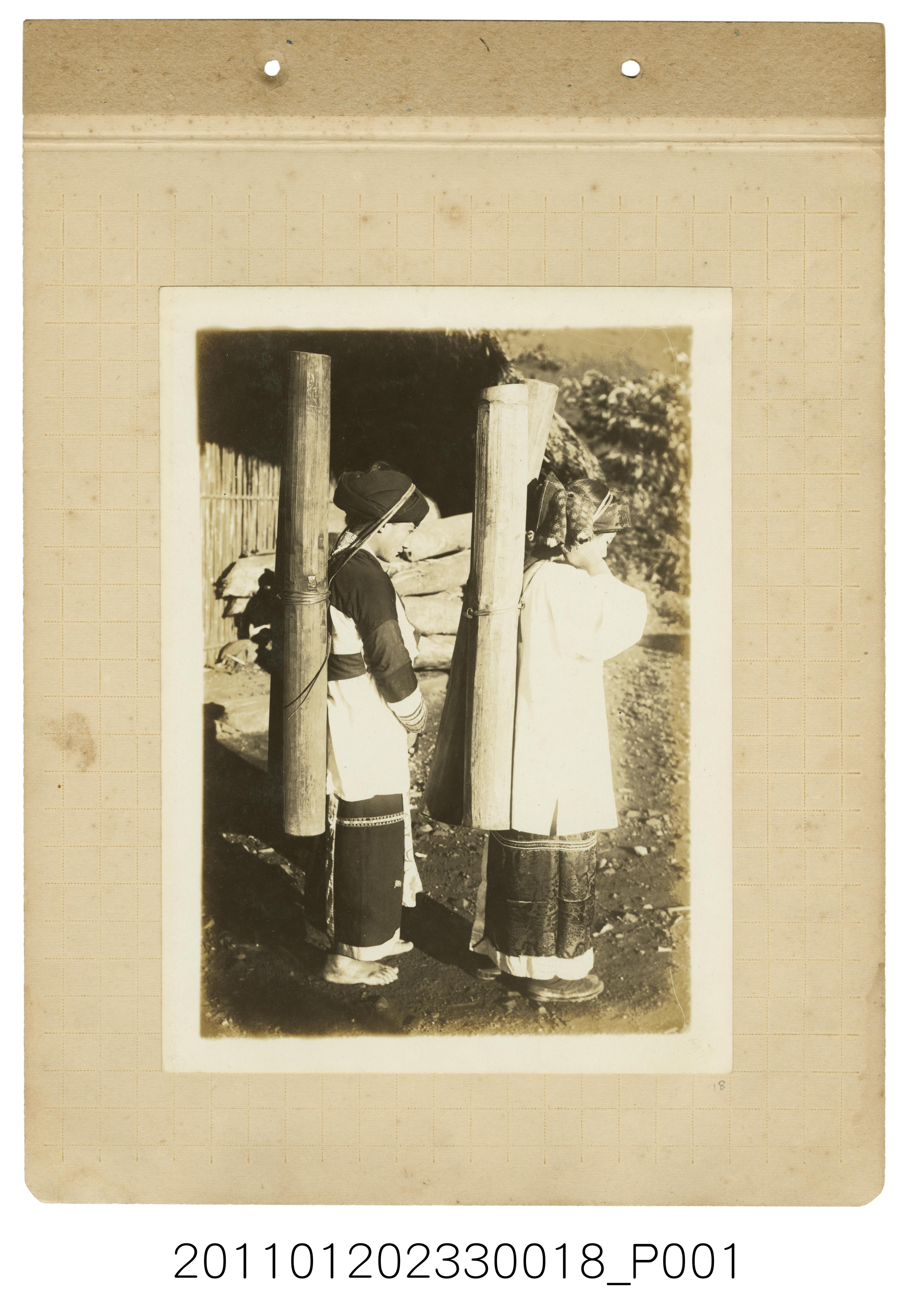 阿里山達邦族女性汲水照 (共1張)