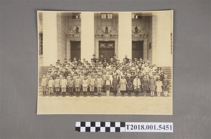 小學校學生於新公園臺灣博物館前合影照片