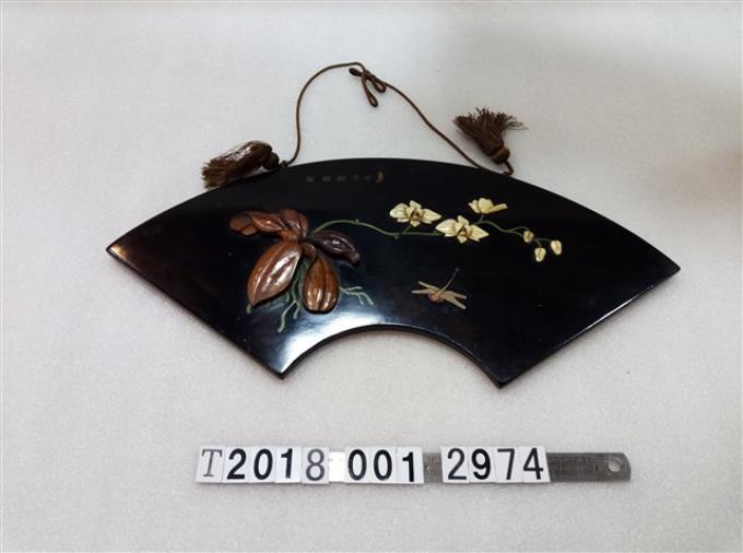 黑漆鑲臺灣蝴蝶蘭紋扇形掛飾 (共1張)