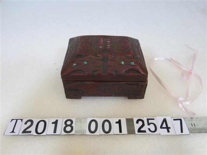 木製原住民紅漆漆器化妝方盒含錦盒 (共1張)