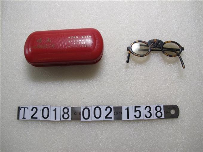 圓形眼鏡與培元隱形眼鏡公司眼鏡盒 (共1張)