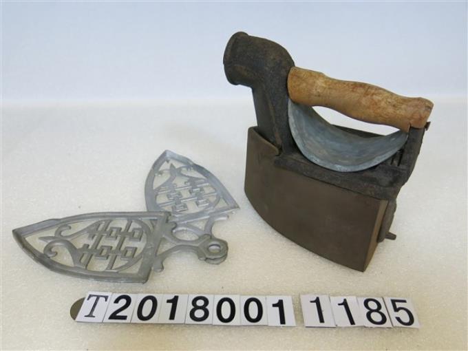 銅製燒炭熨斗及囍字錫製隔熱墊 (共1張)
