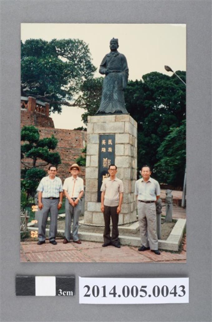 吳錦煌先生與日籍教師及友人於安平古堡合影 (共5張)
