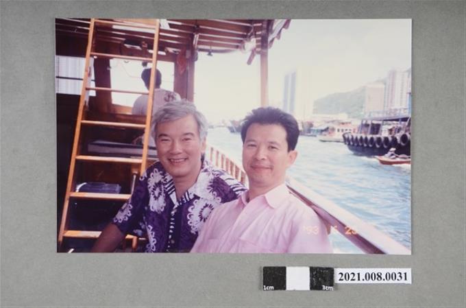 盧修一與親人於香港渡船上合影 (共2張)