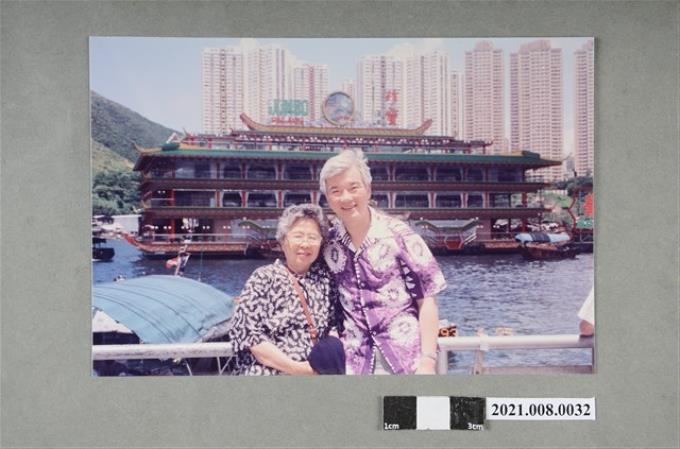 盧修一與親人於香港珍寶海鮮舫前合影 (共2張)