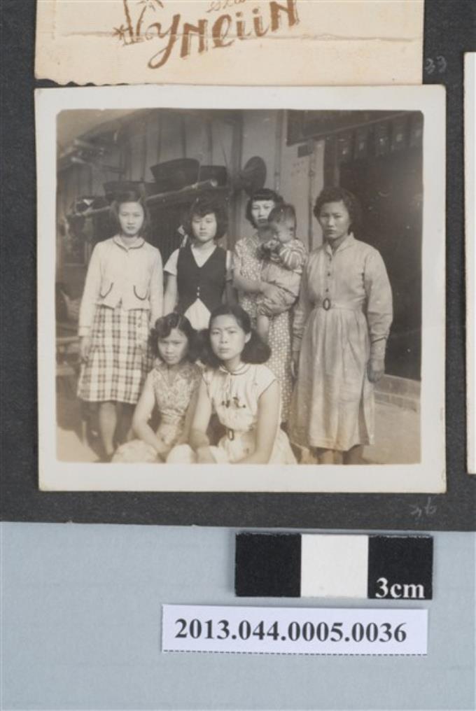 六名女子與一名男童合照 (共2張)
