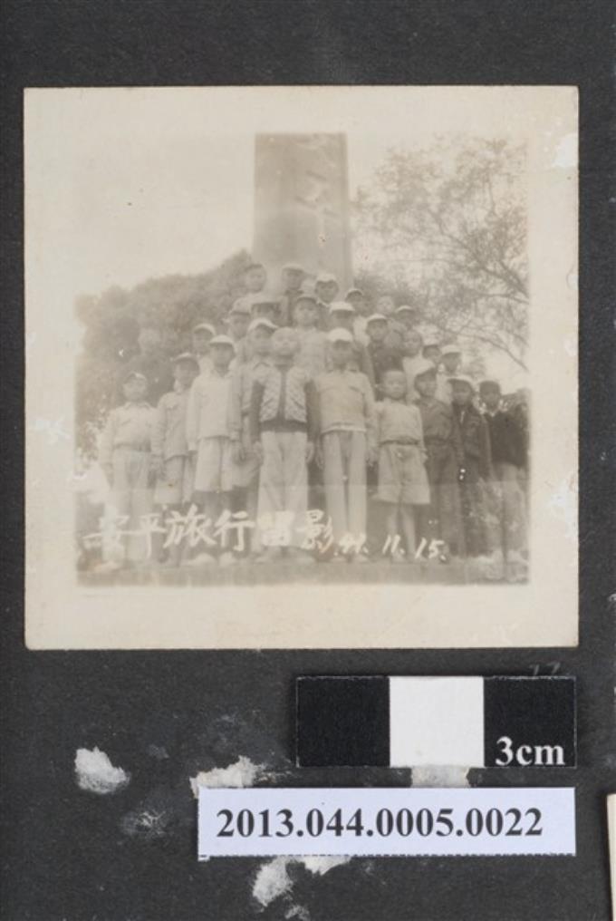 民國41年11月15日孩童們於安平古堡碑前合照 (共2張)