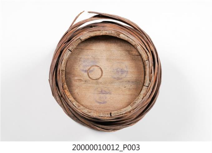 粗竹篾繞箍木製小型醬油桶