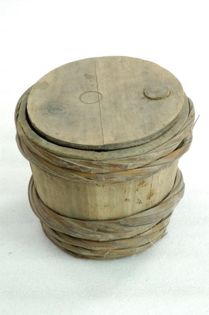 粗竹篾繞箍木製小型醬油桶 (共4張)