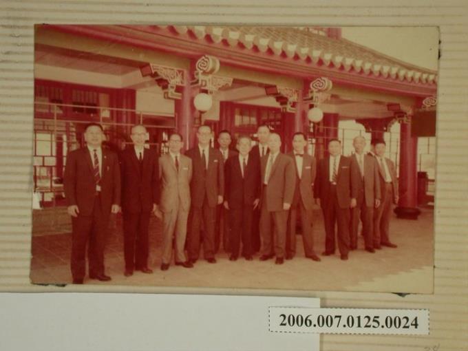 13名男子於中國宮殿式建築前合照 (共2張)