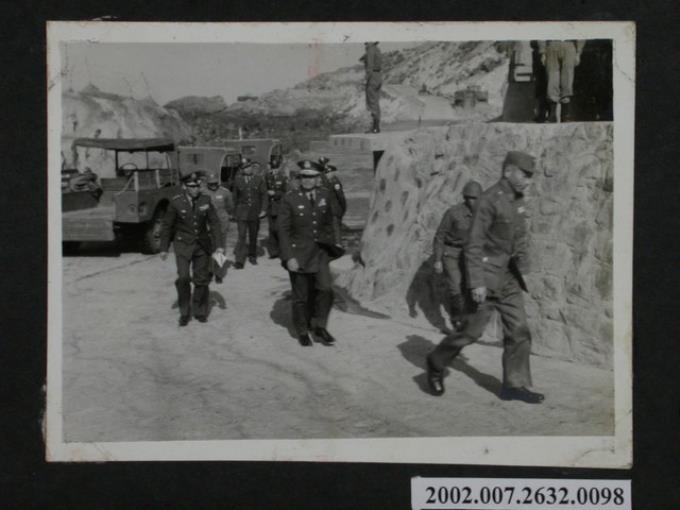彭指揮官與周少將於烏坵參觀水上陣地 (共2張)