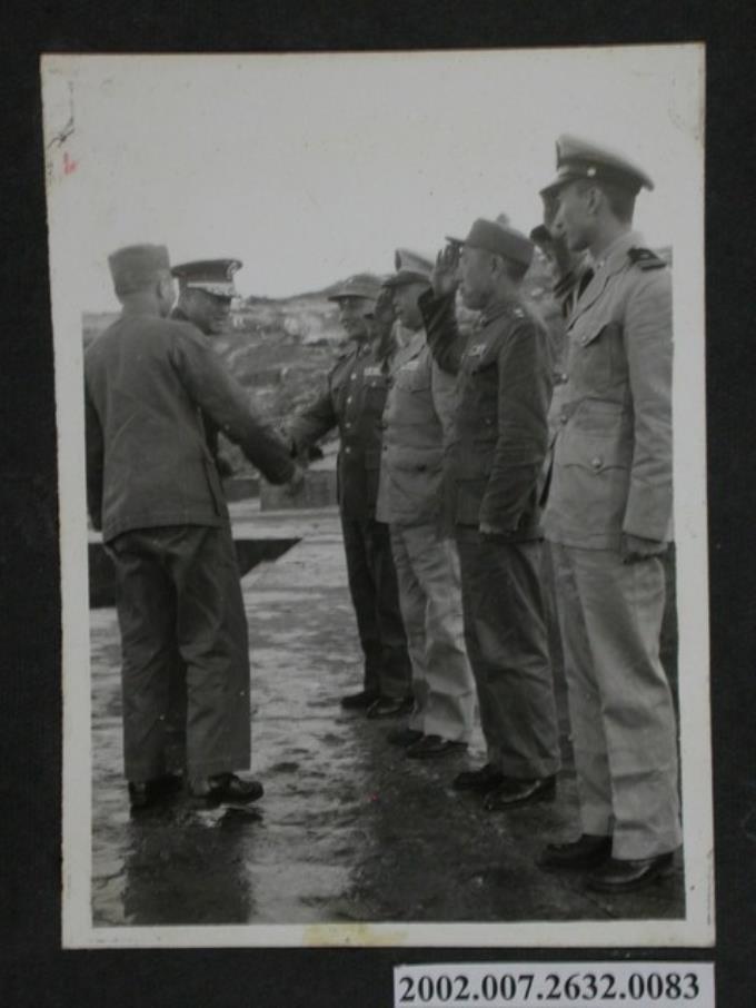 周羽少將於烏坵碼頭歡迎彭指揮官 (共2張)