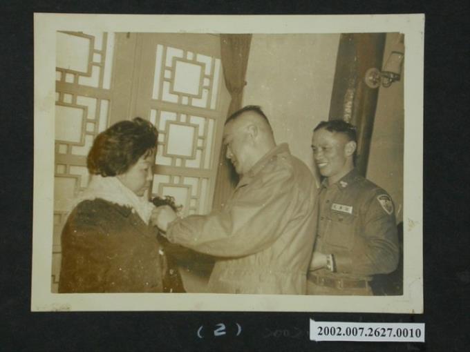彭指揮官為陸總婦聯分會勞軍團團員佩戴紀念章 (共2張)