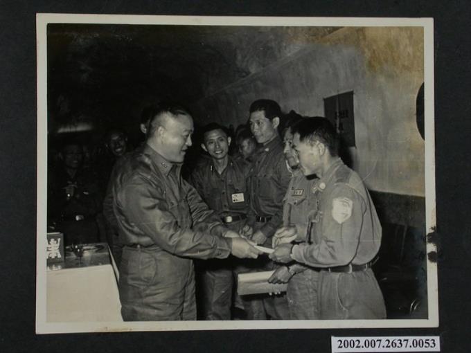 彭指揮官於十一月份慶生酒會頒發壽星獎品 (共1張)