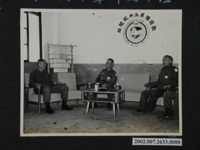 彭指揮官陪同陸軍總部52年年終校閱組在復興招待所休息 (共2張)