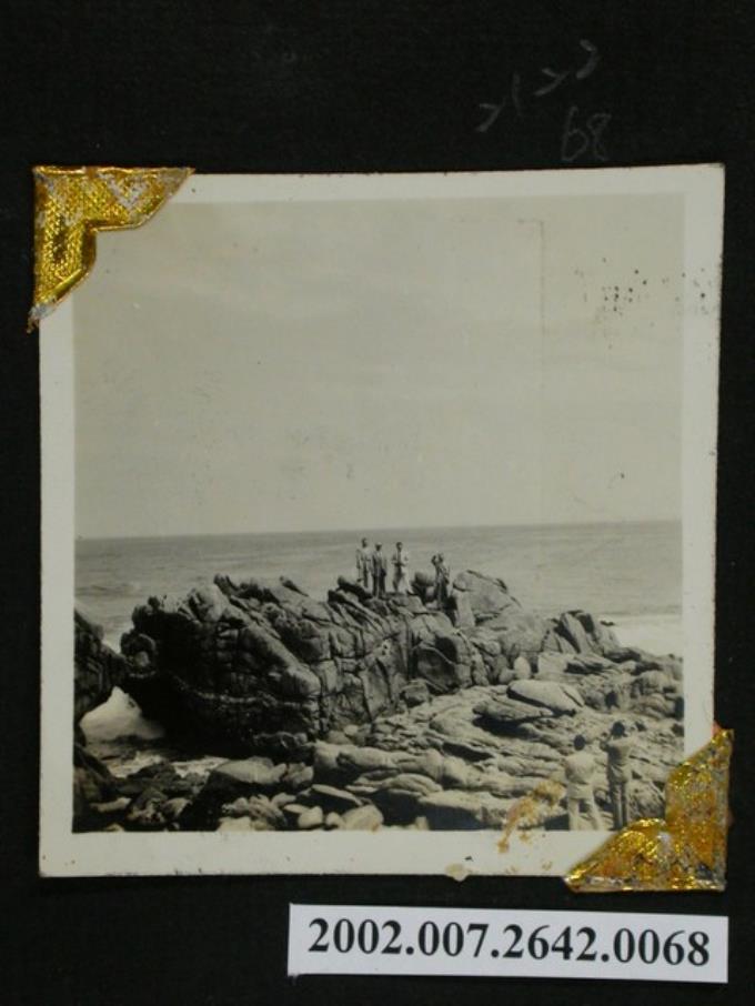 四名男士站立於海岸大石上 (共1張)