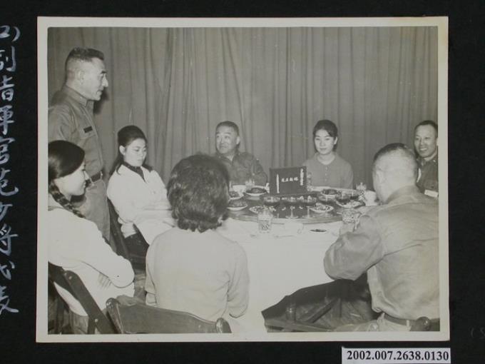 副指揮官范少將於彭指揮官與夫人結婚廿五週宴會上代表致賀詞 (共1張)