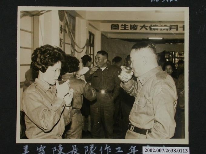 彭指揮官於十月份慶生會與女青年工作隊長陳雪美上尉敬酒 (共1張)