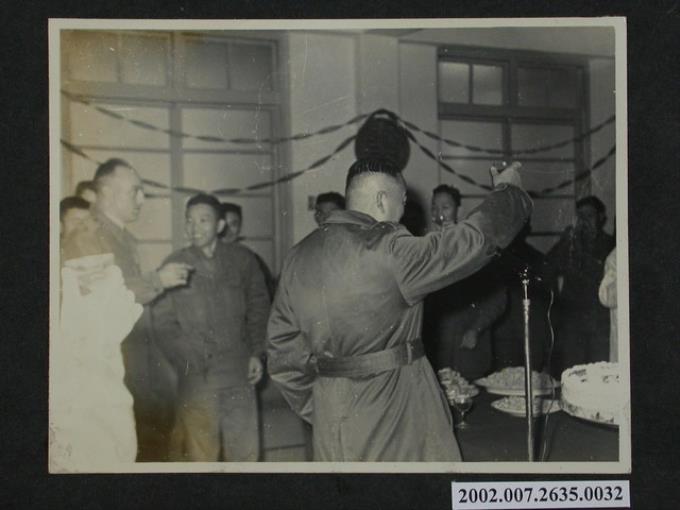 彭指揮官於元月慶生會舉杯祝賀 (共2張)