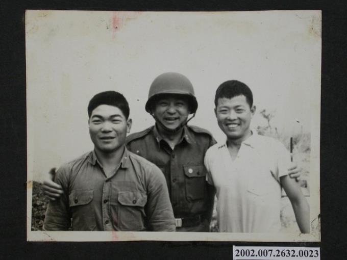 彭指揮官參觀馬祖山時與修築戰備工程戰士合影 (共2張)